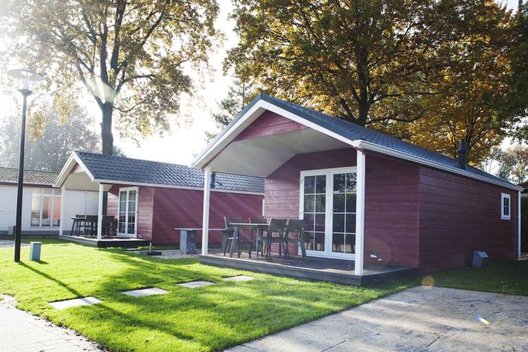 The luxury Veluwe lounge x2 at recreation park De Boshoek. You can rent these inexpensive cottages and enjoy both the park and nature! in Garderen