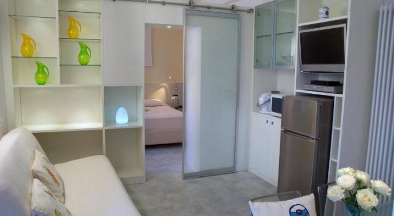 Children-friendly charming serviced apartment with patio & yard | Close to the beach | Pets allowed — photo 2