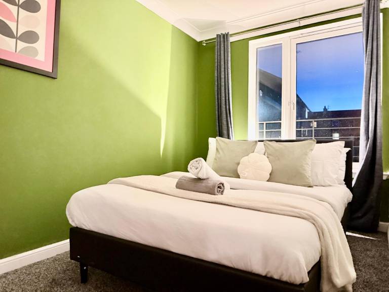 Stadium Residence Balcony Parking Sleeps 8 — photo 3