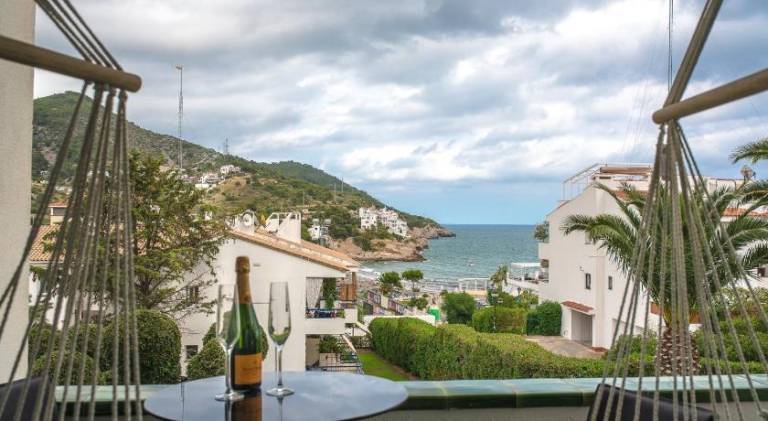 Holiday apartment with private pool, patio & yard — photo 4