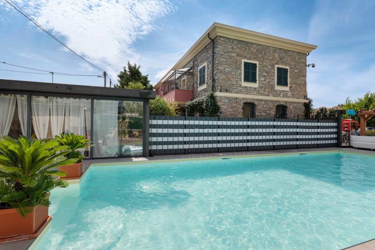 Holiday Home 'Casa Margherita' with Shared Pool, Wi-Fi and Air Conditioning in Imperia