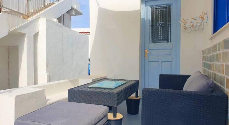 Apartment with patio — photo 3