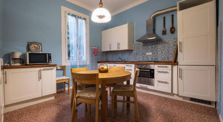 Charming vacation home with BBQ | Pets allowed — photo 3