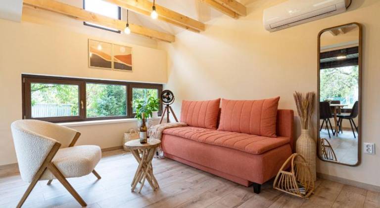 Rental apartment with yard, barbeque & patio — photo 2