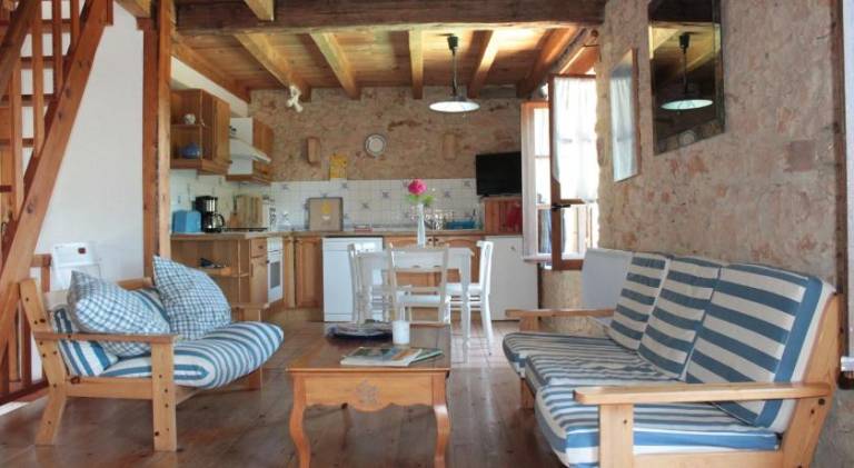 Child-friendly beautiful vacation home with private pool, garden & BBQ | Pet-friendly — photo 2