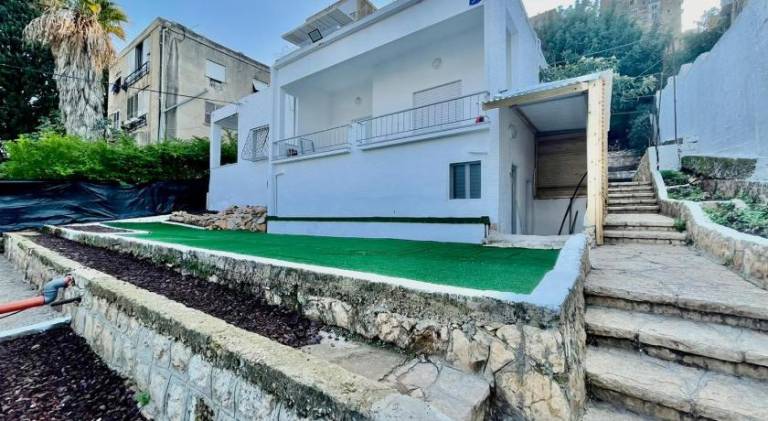 Rental apartment with garden & patio in Haifa