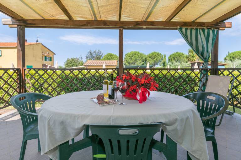 Farmhouse "Il Pino - Mandorlo" with Shared Pool, Private Terrace & Wi-Fi in Cecina