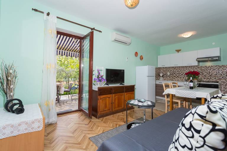 Rental apartment with yard — photo 5