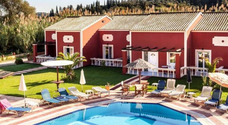 Apartment with pool, yard & grill in Corfu