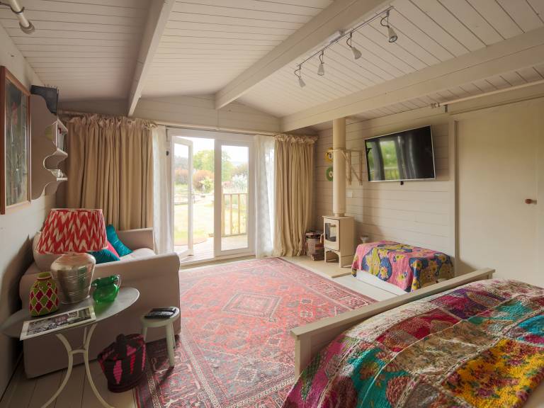 Family-oriented cottage with pool, garden & BBQ | River view | Pet-friendly — photo 2
