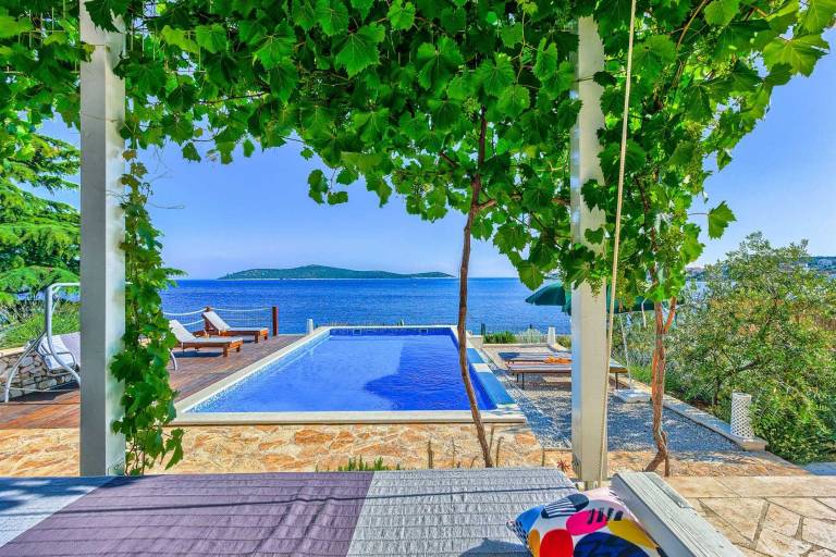 Beach Villa Sea Edge - beachFront villa for 12 with direct access to the beach by MyWaycation — photo 4