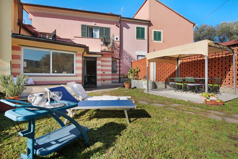 House with garden, BBQ & terrace | Garden view in Lavagna
