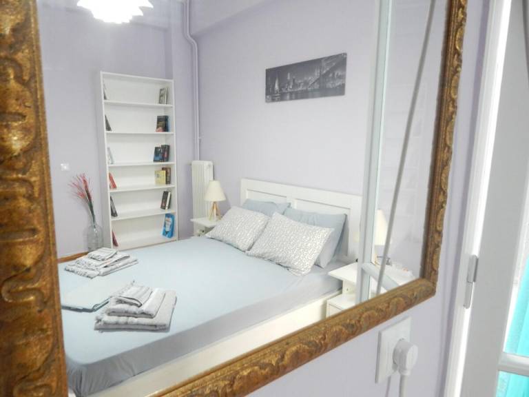 Holiday apartment with hot tub in Athens