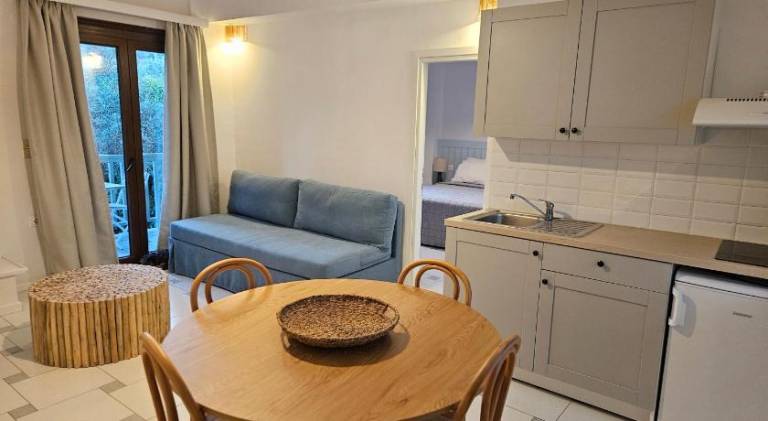 Serviced apartment with patio & garden — photo 3