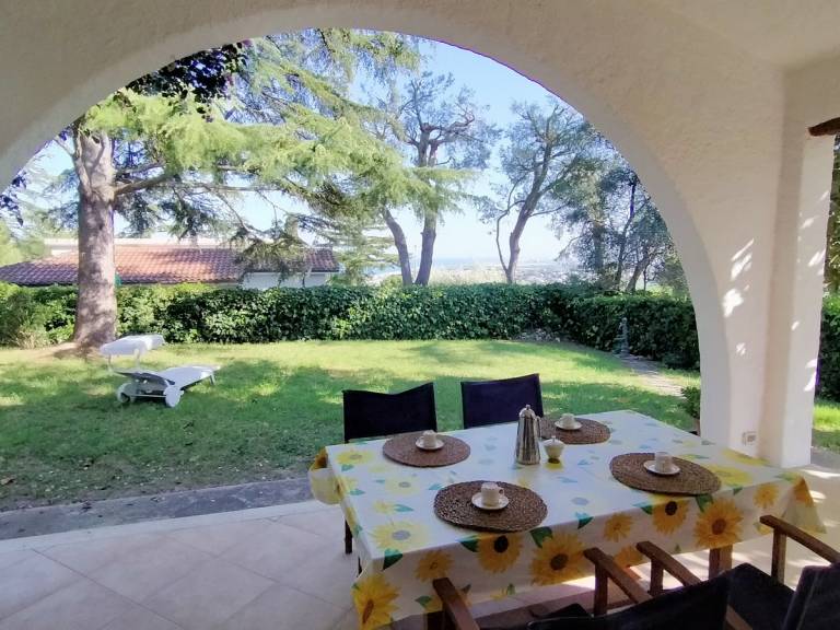 Villa with yard & grill — photo 4