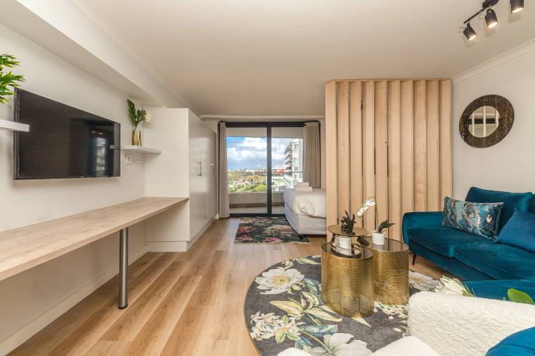 Colourful and cozy studio apartment in Newlands