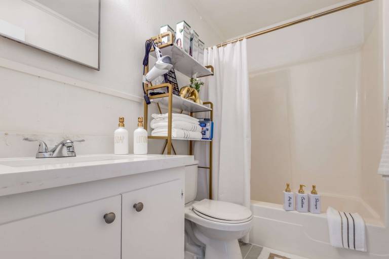 The Homestead Luxury Cozy 2BR Apartment in Nacogdoches Near SFA University and Downtown Pet Friendly Business Ready Extended Stays Welcome with Self Check In High Speed WiFi Full Kitchen In Unit Laundry Private Parking and Quiet Comfort — photo 4