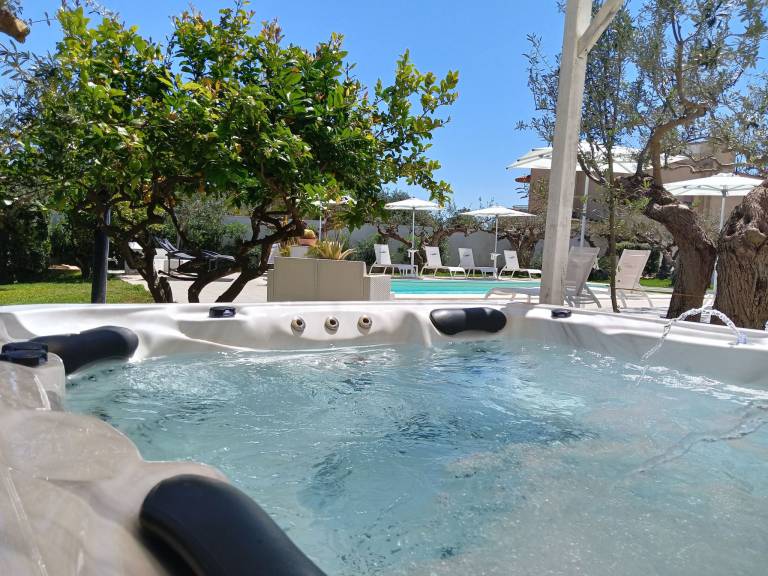 Rental apartment with patio, barbeque & pool | Pet-friendly — photo 2