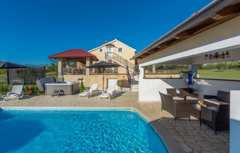 Villa with yard, barbecue & hot tub — photo 4