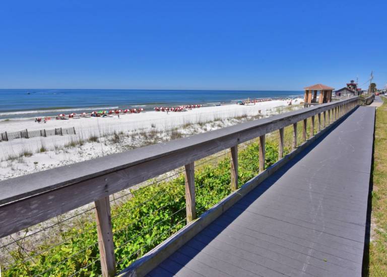 Family-oriented nice house with patio, heated pool & BBQ | Lake view | Pets allowed — photo 5