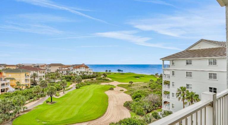 Dog-friendly condo on the golf course with ocean view, pools, gym & beach access — photo 4