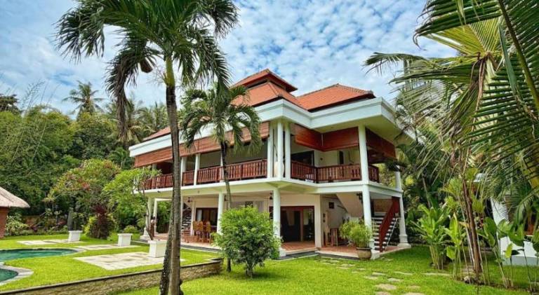 Villa with pool — photo 4