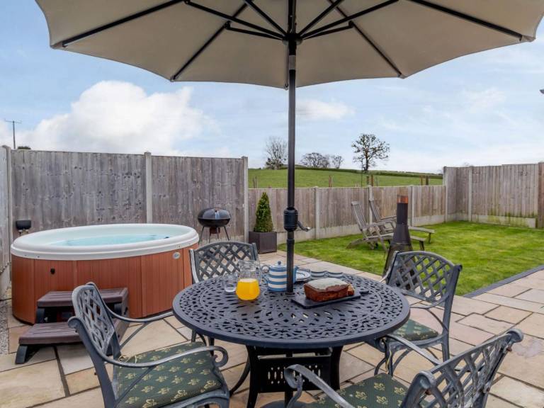 Cottage with garden & hot tub — photo 2