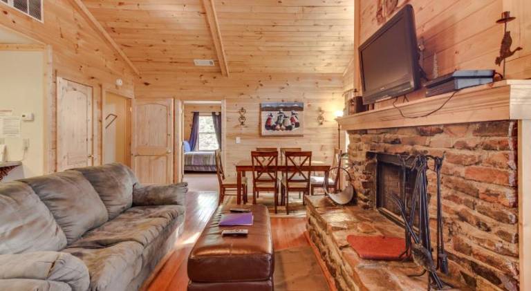 Big vacation home with jacuzzi | Pets allowed in Helen, GA