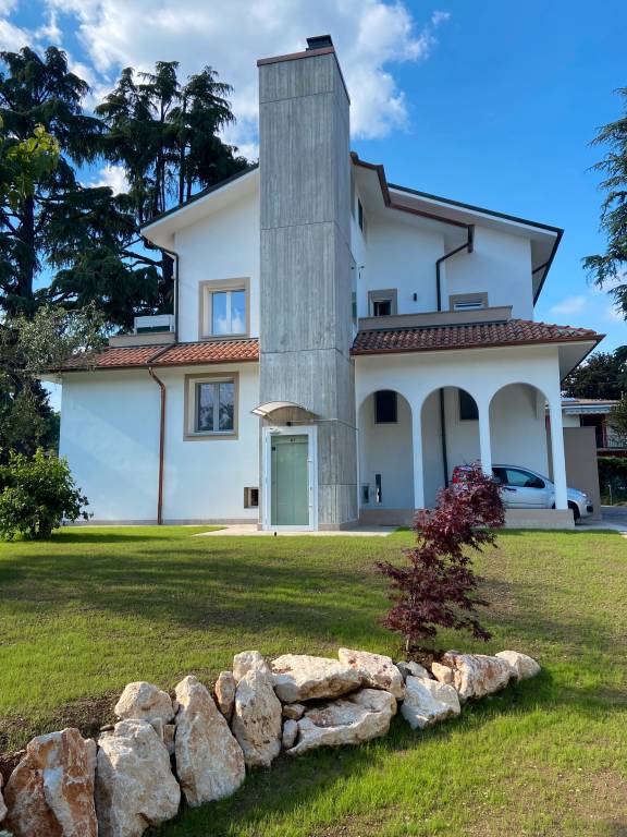 Magnolia Garten und Parkplatz Vimercate Monza