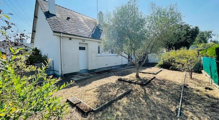 House with 6 rooms for 11 persons in Angers