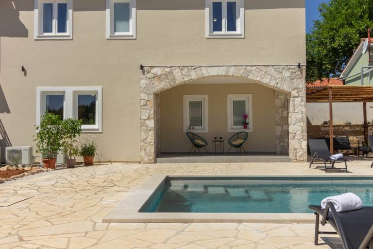 Villa with pool, barbecue & terrace — photo 4