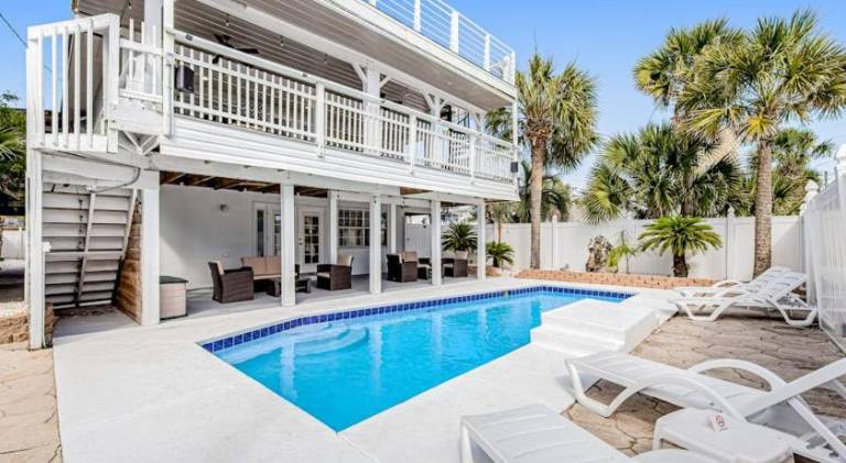 Charming vacation home with pool | Next to the beach | Pet-friendly in Panama City