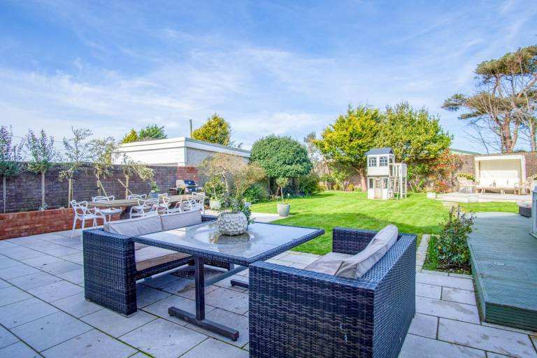 House with fast internet, hot tub & yard | Beach view — photo 4