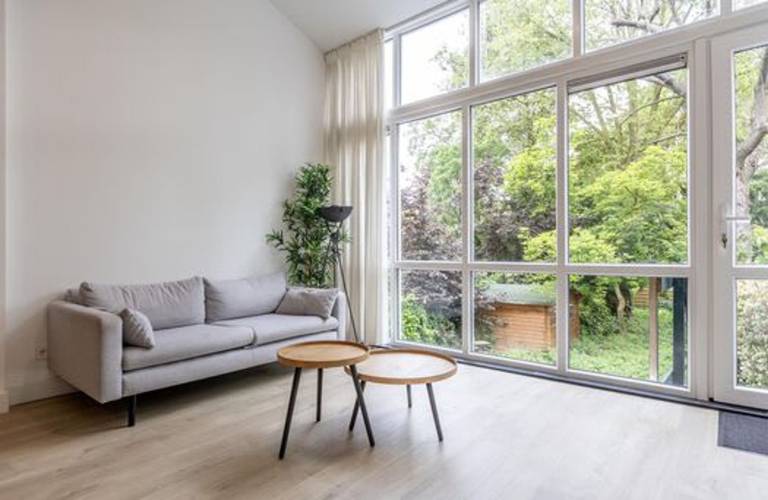Bright Ground Floor Apartment with Garden