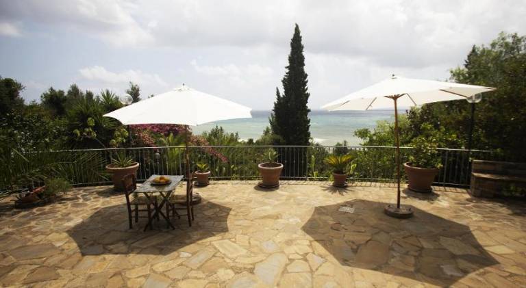 Vacation home with barbeque, yard & patio — photo 3