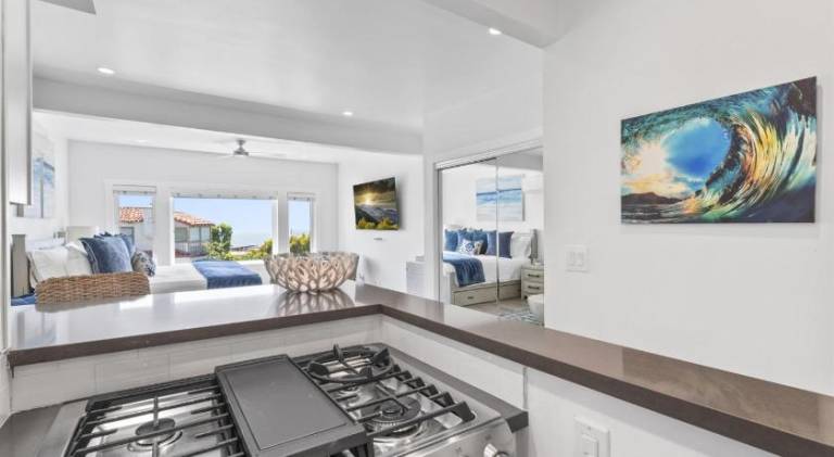Ocean VIEWS Steps from Victoria Beach Lux Design — photo 3