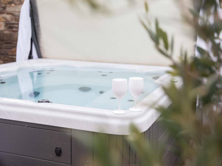 Cottage with hot tub & garden | Water view — photo 3