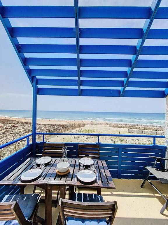 Holiday apartment with private pool & garden in Lacanau