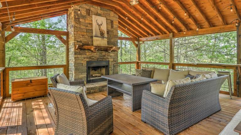 Family-friendly cabin with hot tub, patio & BBQ | River view | Pets are welcome in Blue Ridge, GA