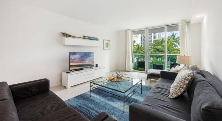 Beautiful vacation home with pool | Next to the beach | Pets allowed in Aventura, FL