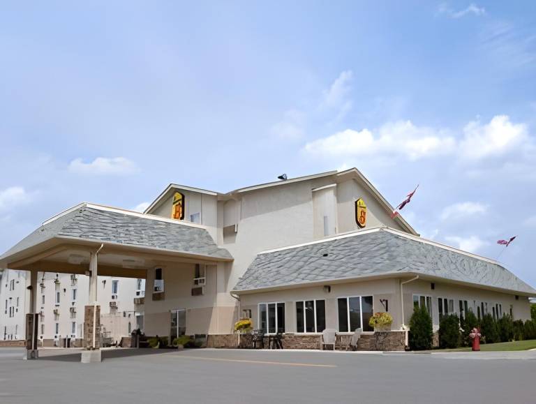 Super 8 By Wyndham Fort Frances in Fort Frances, ON