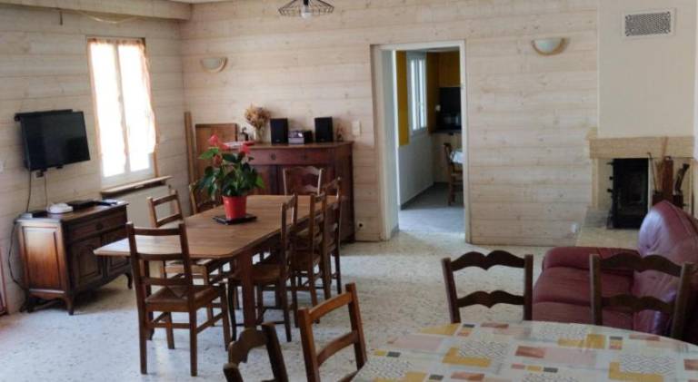 Vacation home with barbeque, yard & patio — photo 3