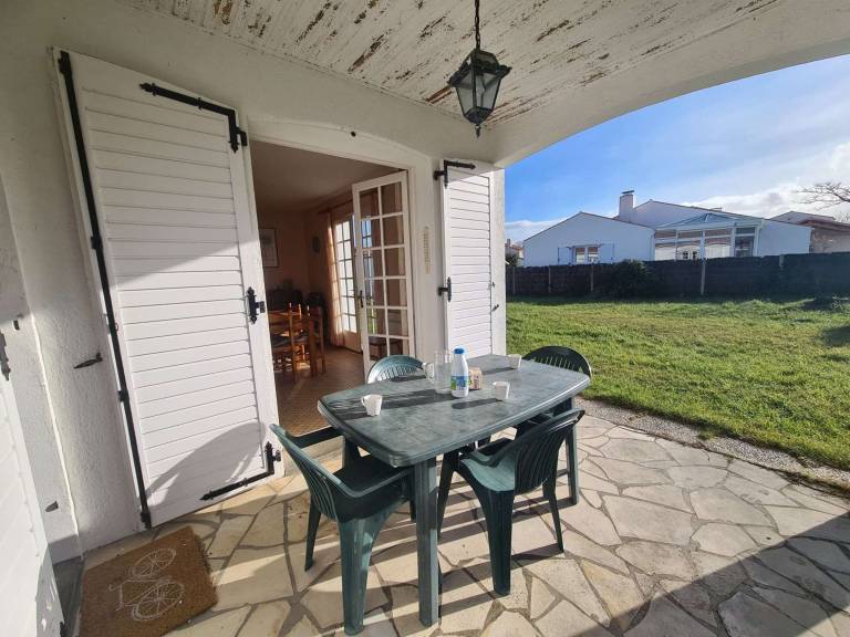 Vacation home with yard & grill — photo 2