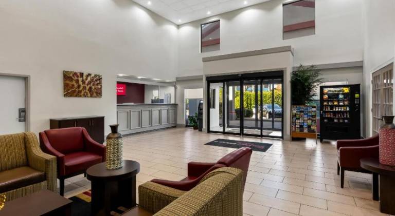 Red Roof PLUS & Suites Atlanta Airport South — photo 4