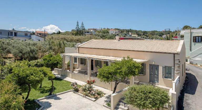 Villa with pool — photo 5