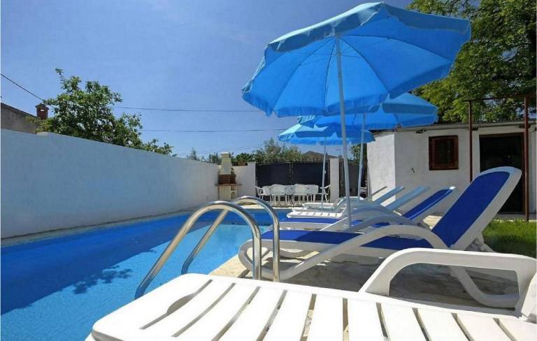 House with BBQ, private pool & patio — photo 2