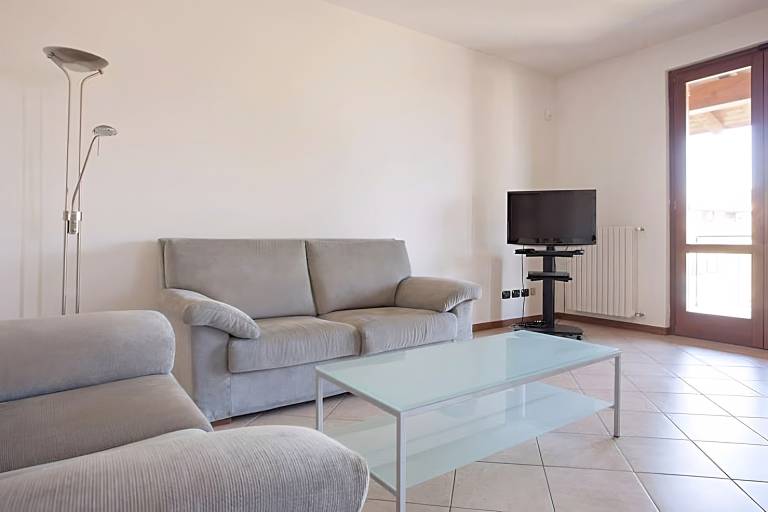 Apartment with patio, garden & pool | Mountain view — photo 4