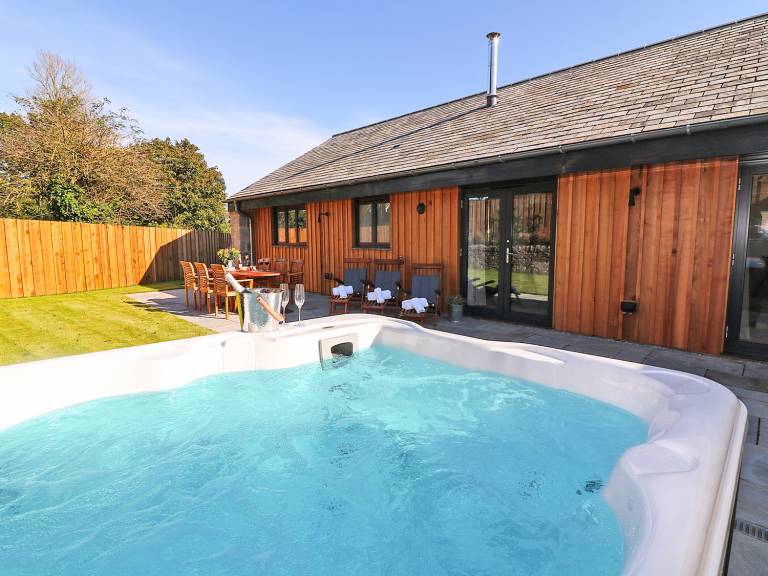Cottage with barbeque, patio & yard | Beach view — photo 2