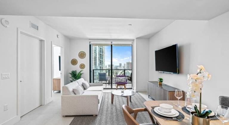 Holiday apartment with pool | Close to Bayside Marketplace in Miami, FL