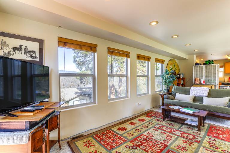 Hot Tub & Decks: Central Hood River Townhome! — photo 3